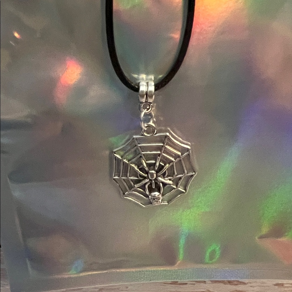 NWT Spider Web Pendant Necklace - Picture 4 of 12
